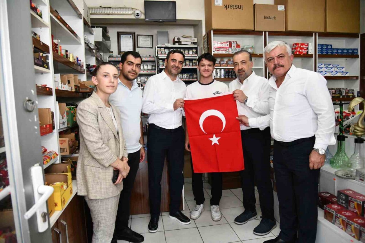 Başiskele’de Cumhurbaşkanı Recep Tayyip Erdoğan’ın “85 Milyona Bayrak” çağrısı kapsamında