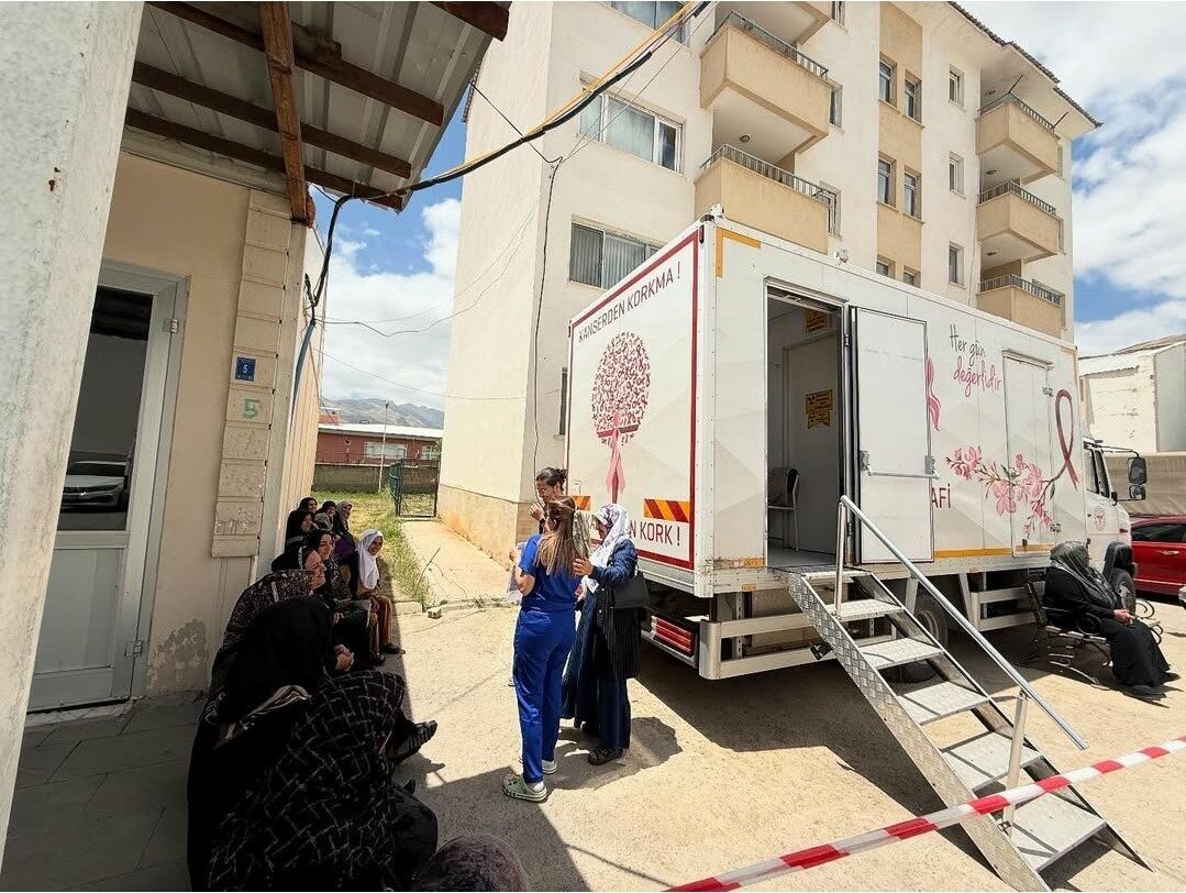 69 yaş aralığındaki kadınları bilinçlendirmek amacıyla tarama aracıyla hizmet veriyor.