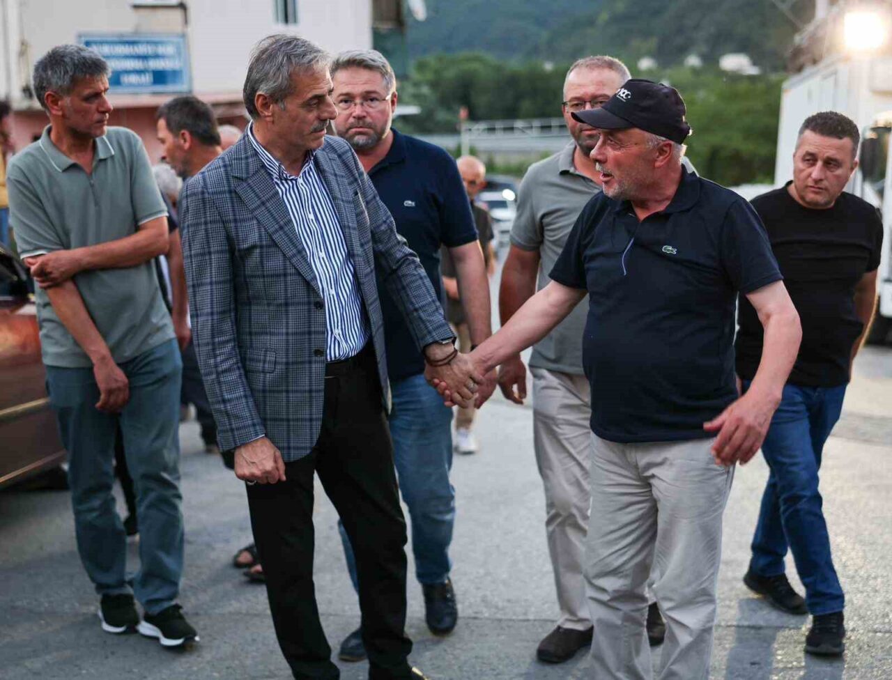 Sakarya Büyükşehir Belediye Başkanı Yusuf Alemdar, Geyve’de orman yangınlarının yaşandığı