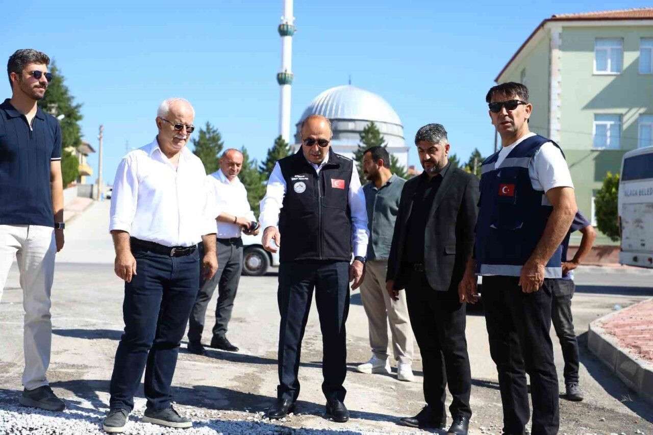 Alaca ilçesindeki yol çalışmalarını yerinde inceleyen Belediye Başkanı Şerif Arslan,