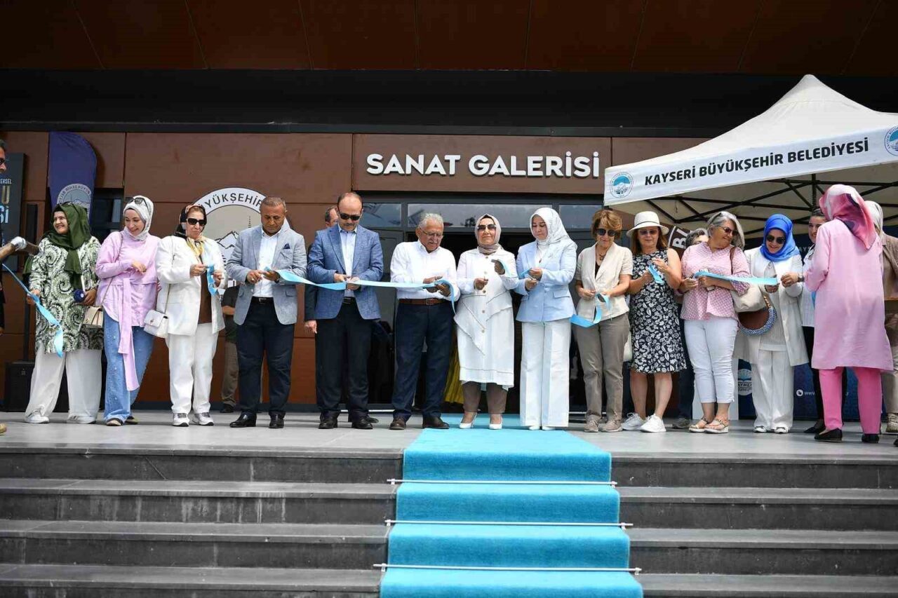 Kayseri Büyükşehir Belediye Başkanı Dr. Memduh Büyükkılıç, eşi Dr. Necmiye