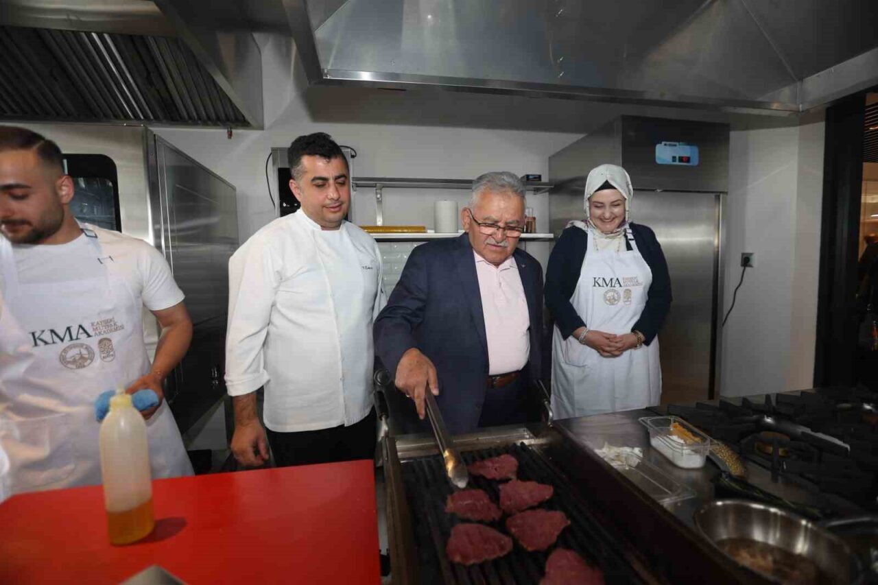 Kayseri Büyükşehir Belediye Başkanı Dr. Memduh Büyükkılıç, AK Parti Kayseri