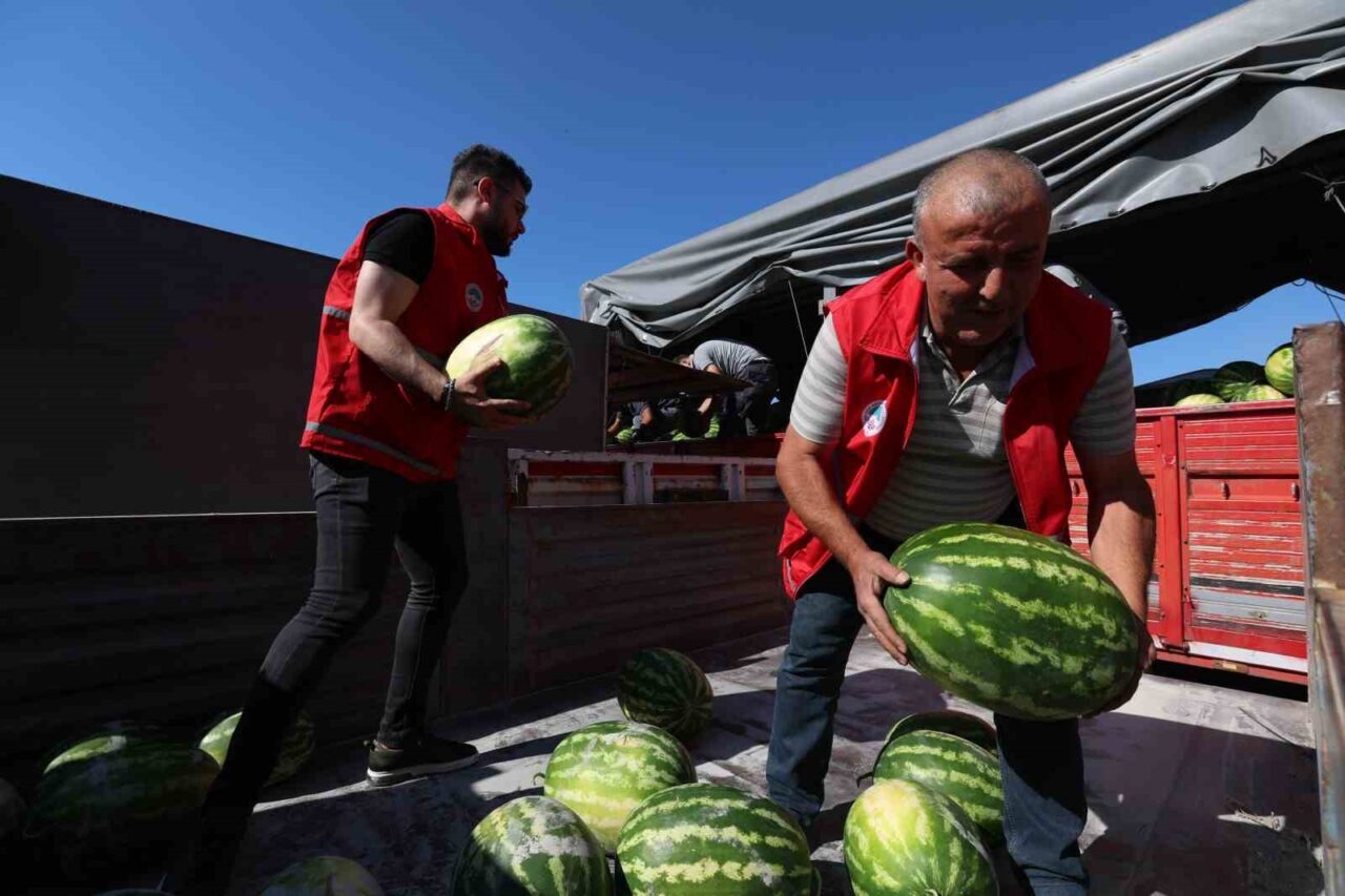 Kayseri Büyükşehir Belediyesi, yaz sıcaklarının etkisini bir nebze olsun hafifletmek