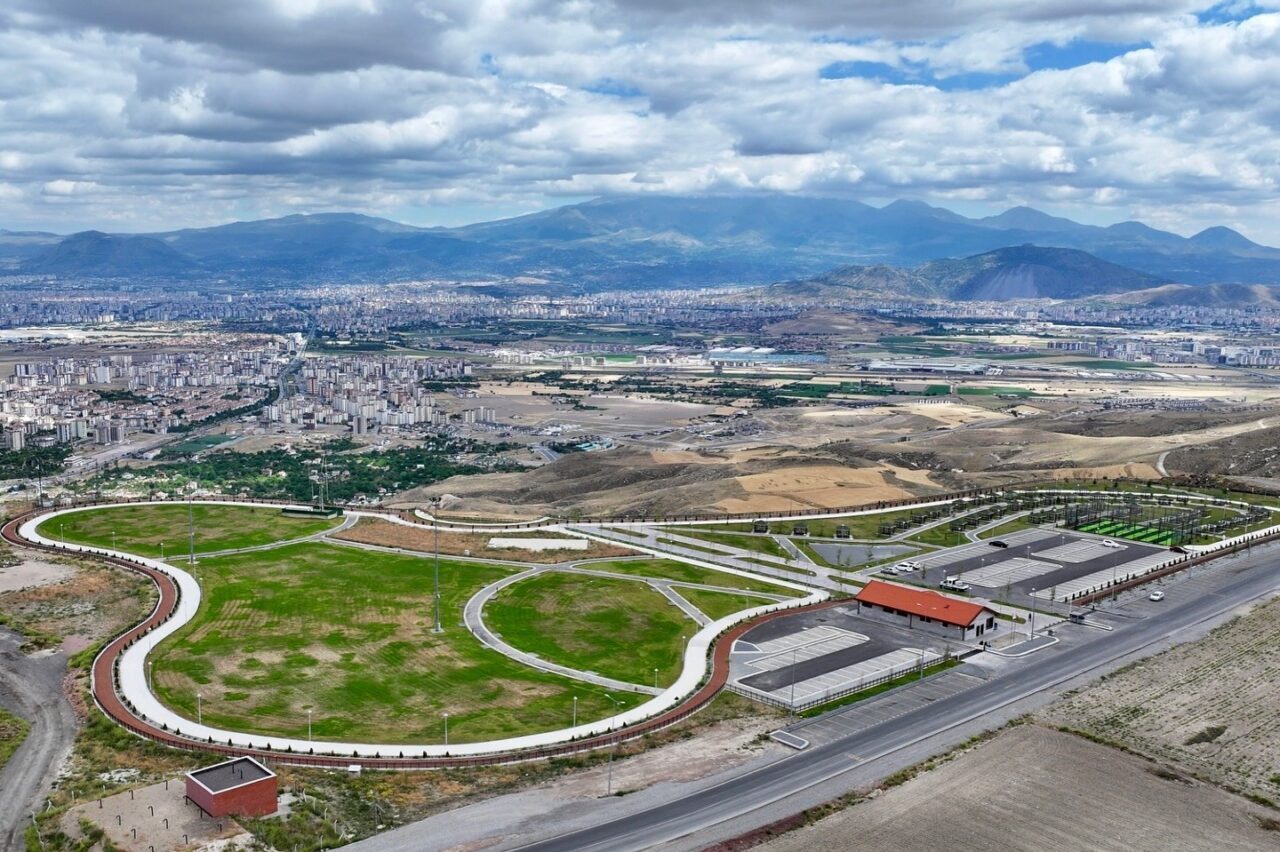 Kocasinan Belediye Başkanı Ahmet Çolakbayrakdar, Kayseri’nin eşsiz şehir manzarasıyla dikkat