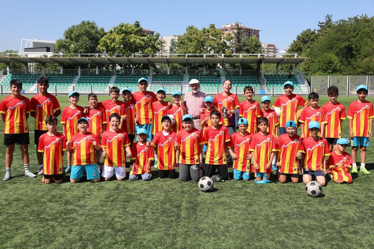 Kocasinan Belediye Başkanı Ahmet Çolakbayrakdar, Kocasinan Belediyesi Spor İşleri Müdürlüğü