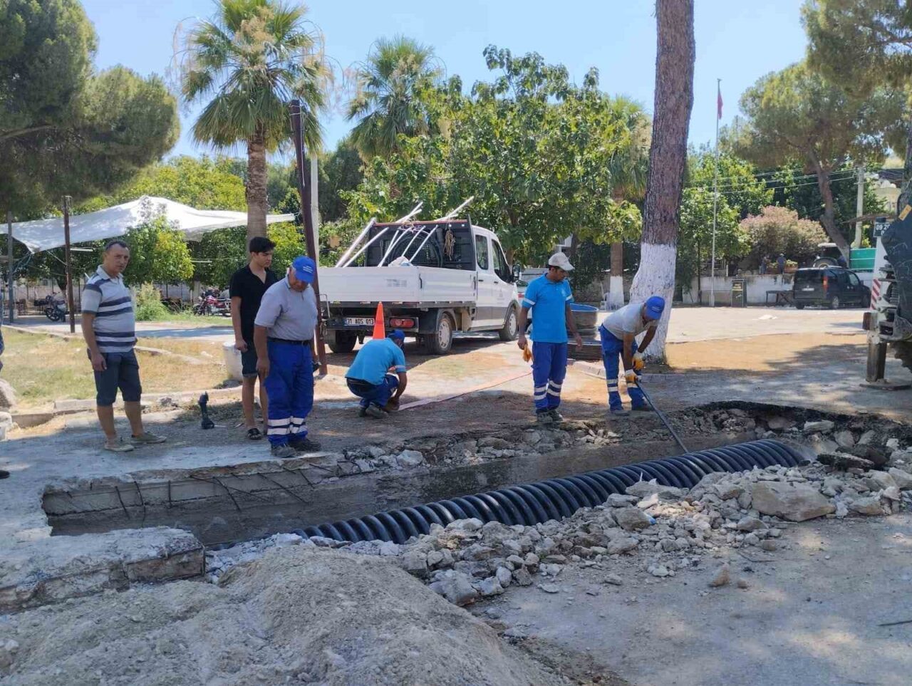 Aydın’ın Yenipazar ilçesinde belediye ekipleri mahallelerde yol ve çevre düzenleme