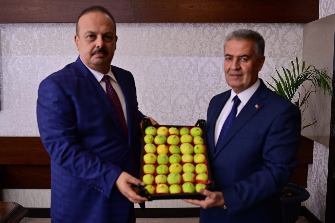 Buharkent Belediye Başkanı Mehmet Erol, Aydın Valisi Yakup Canbolat’ı makamında