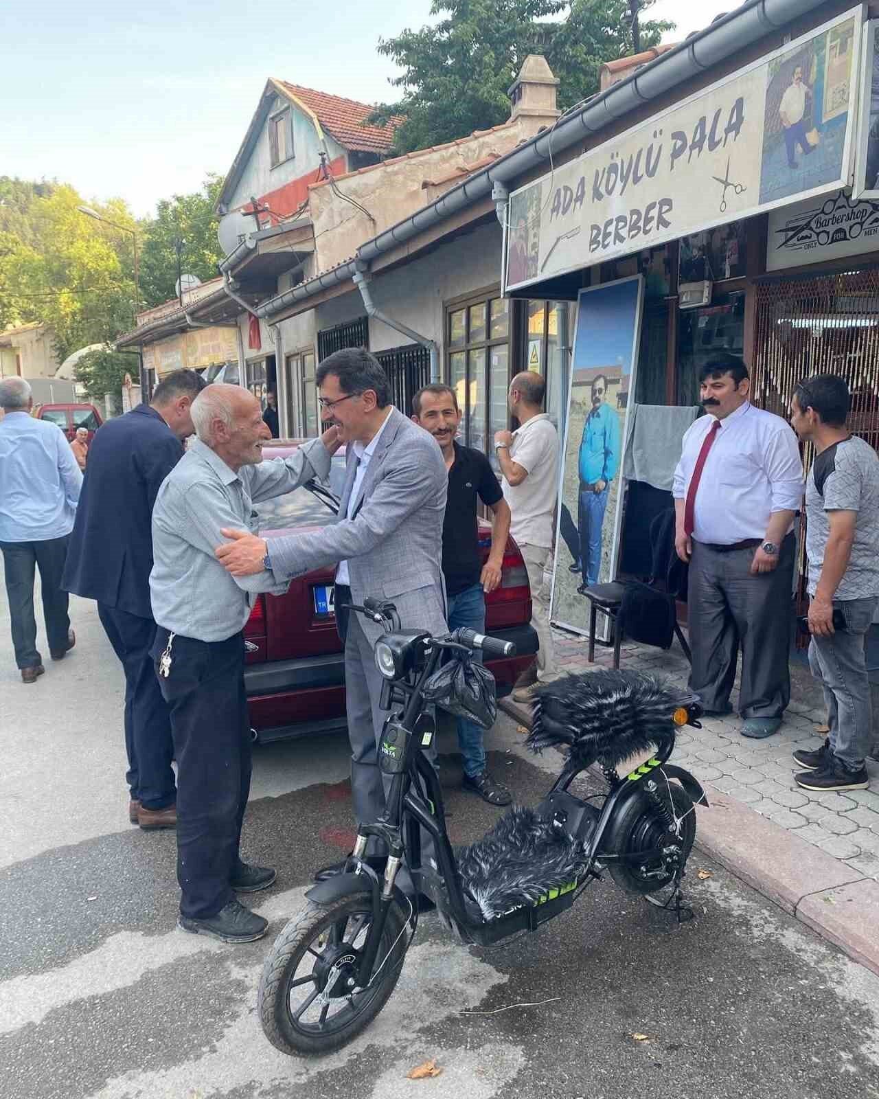 Kütahya Belediye Başkanı Eyüp Kahveci, esnaf ve vatandaş buluşmalarını sürdürüyor.