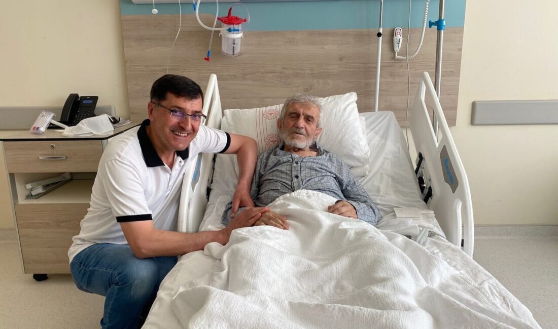 Kütahya Belediye Başkanı Eyüp Kahveci, geçmiş dönem belediye başkanlarından Süleyman