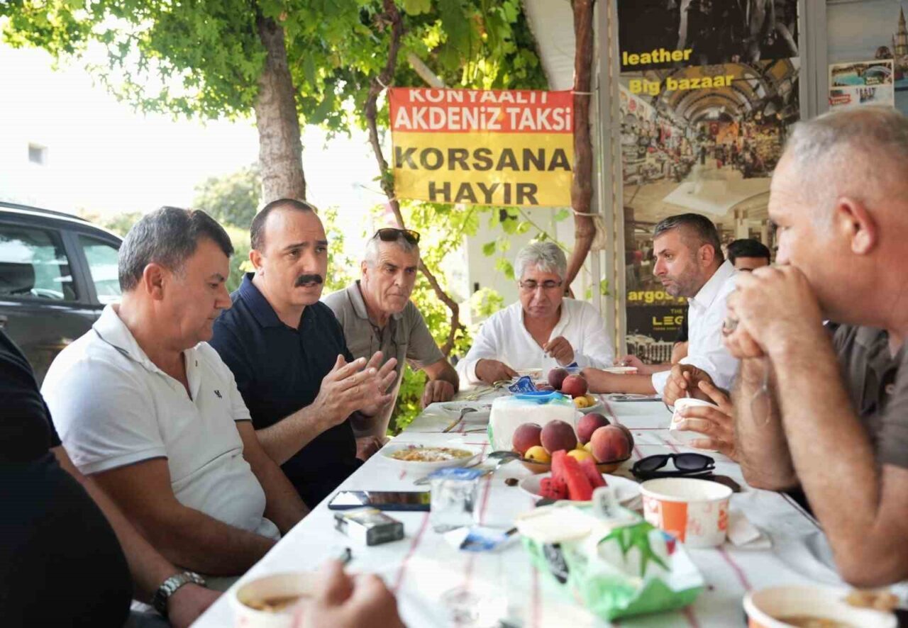 Konyaaltı Belediye Başkanı Cem Kotan, Akdeniz Taksi Durağı’nın düzenlediği Aşure