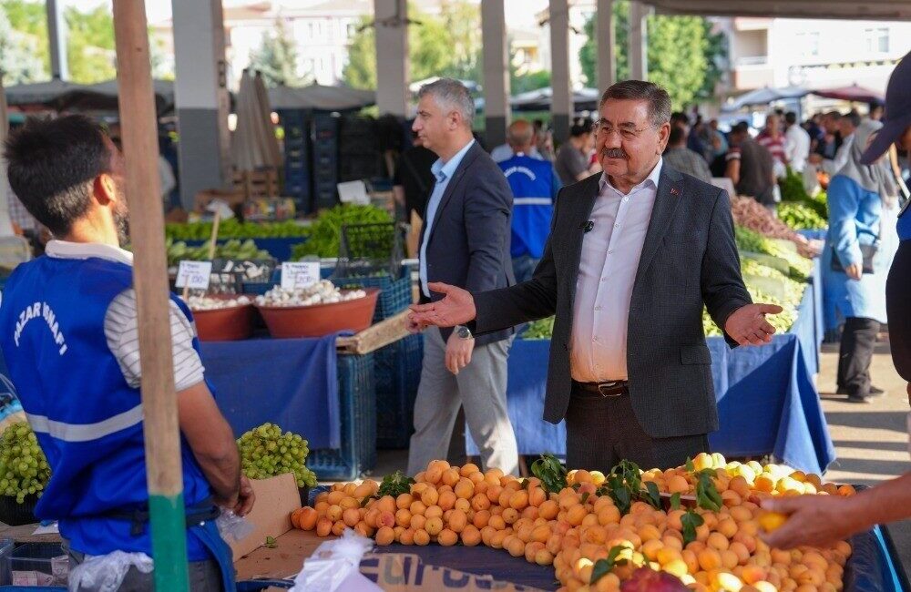 Gölbaşı Belediye Başkanı Yakup Odabaşı, Karşıyaka Semt Pazarı’nda vatandaşlar ve