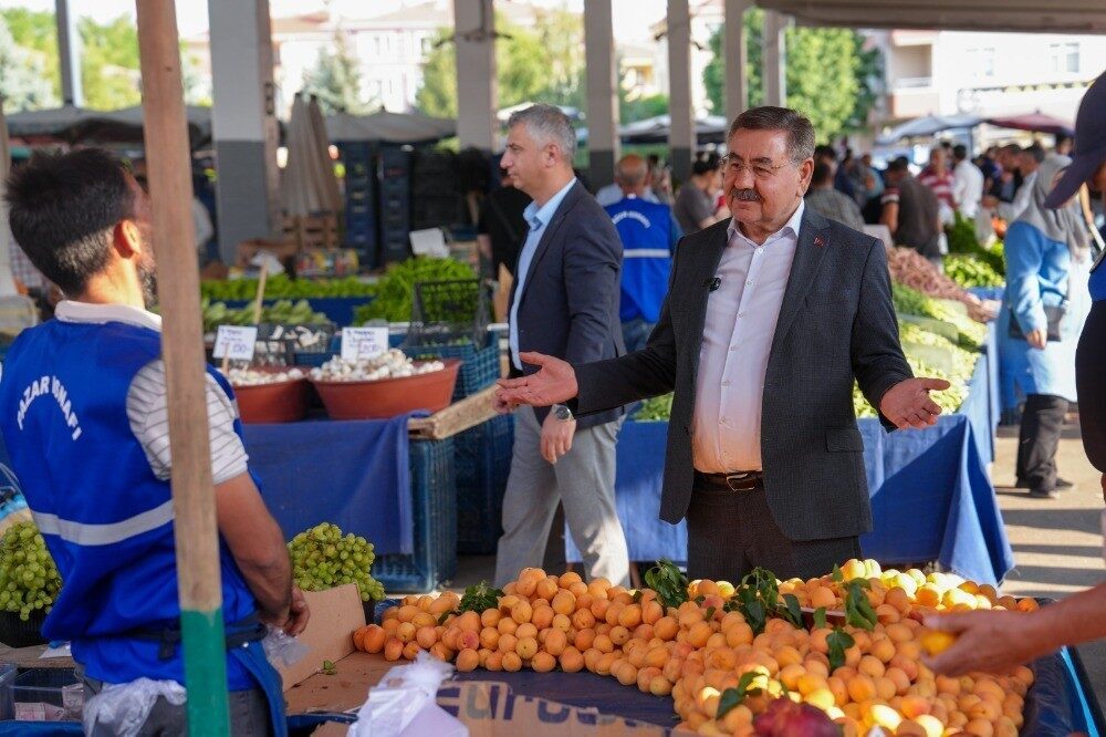 Gölbaşı Belediye Başkanı Yakup Odabaşı, Karşıyaka Semt Pazarı’nda vatandaşlar ve