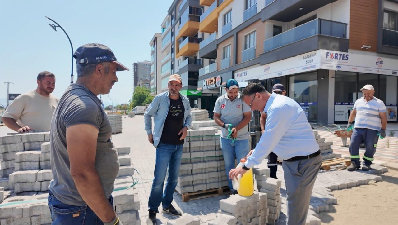 Manisa’nın Alaşehir ilçesinde Belediye Başkanı Ahmet Öküzcüoğlu, sıcak yaz günlerinde