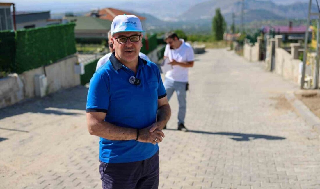 Hacılar Belediyesi tarafından ilçe genelinde sürdürülen kilitli parke yol yapım