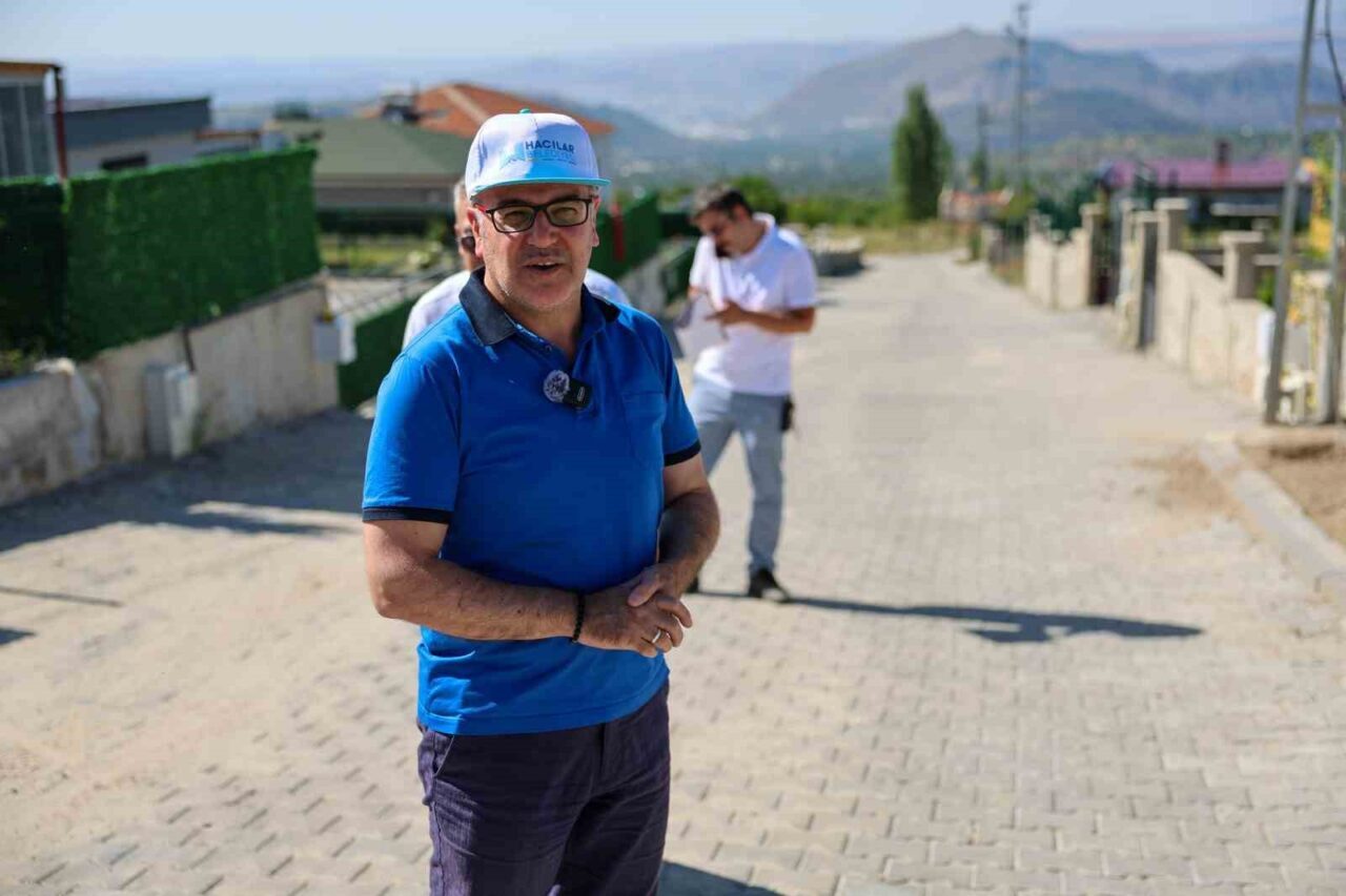 Hacılar Belediyesi tarafından ilçe genelinde sürdürülen kilitli parke yol yapım