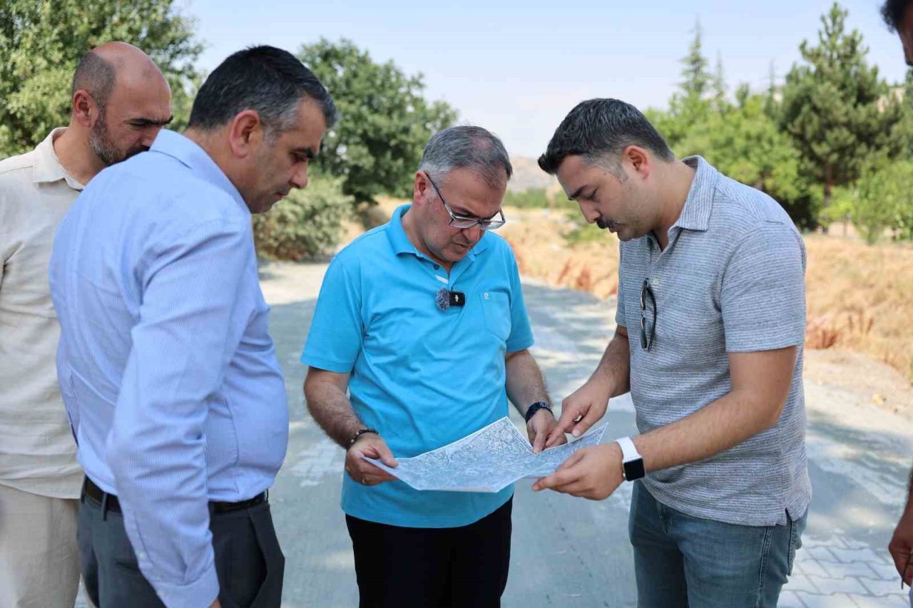 Hacılar Belediyesi tarafından ilçe genelinde yürütülen kilitli parke yol yapım
