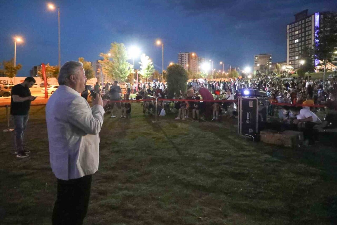Melikgazi Belediye Başkanı Doç. Dr. Mustafa Palancıoğlu; sıcak yaz akşamlarını