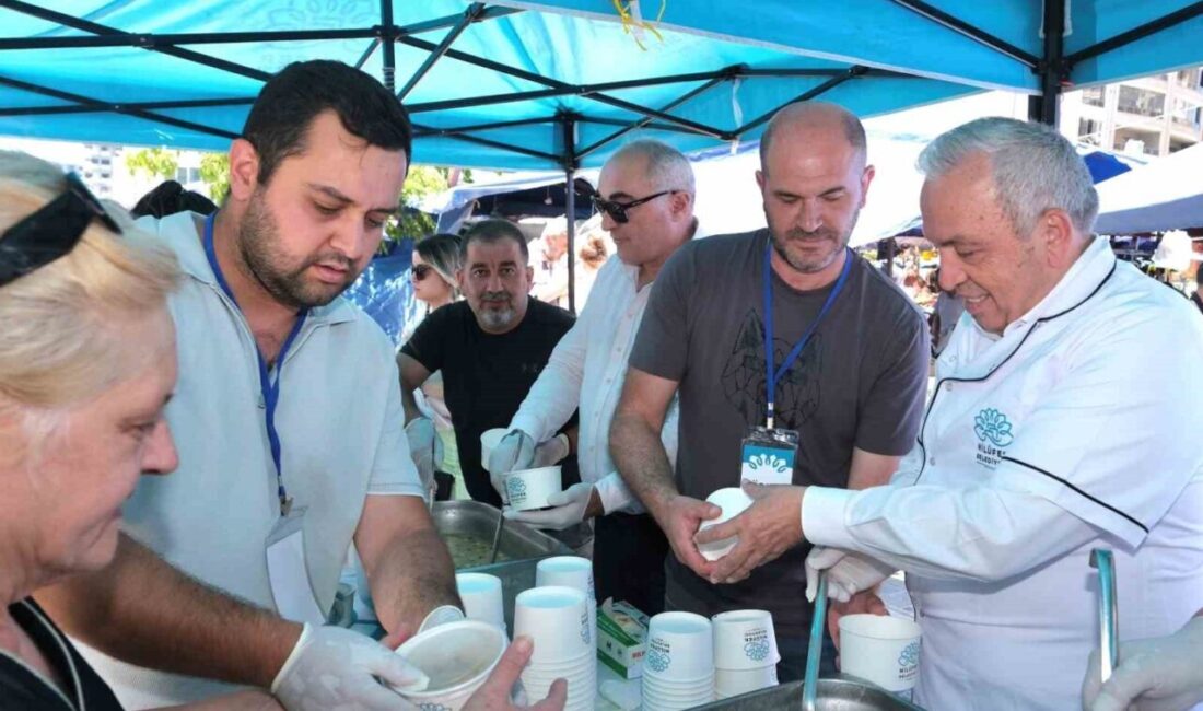 Nilüfer Belediye Başkanı Şadi Özdemir, Ataevler Mahallesi’ndeki aşure dağıtımına katıldı.
