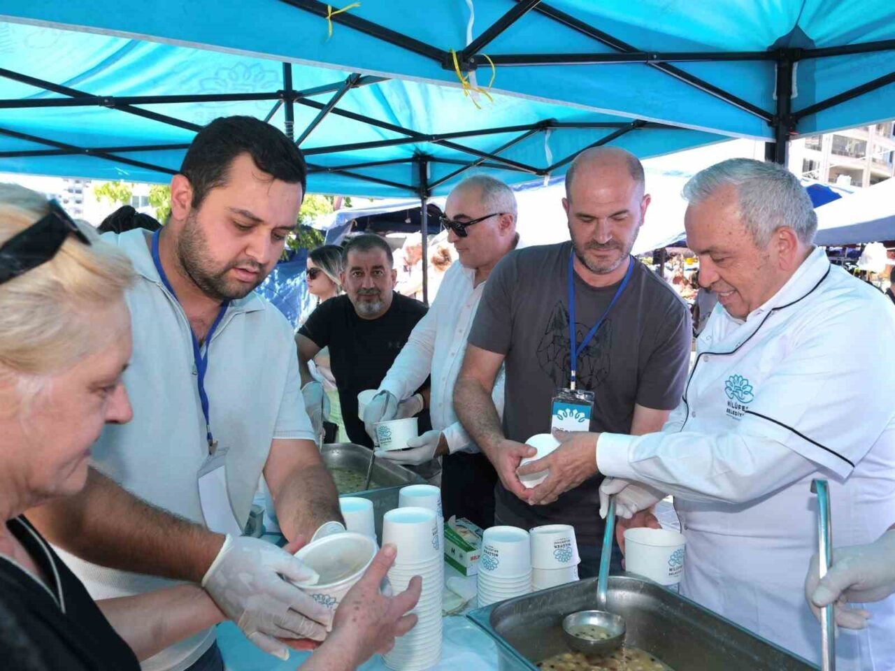 Nilüfer Belediye Başkanı Şadi Özdemir, Ataevler Mahallesi’ndeki aşure dağıtımına katıldı.