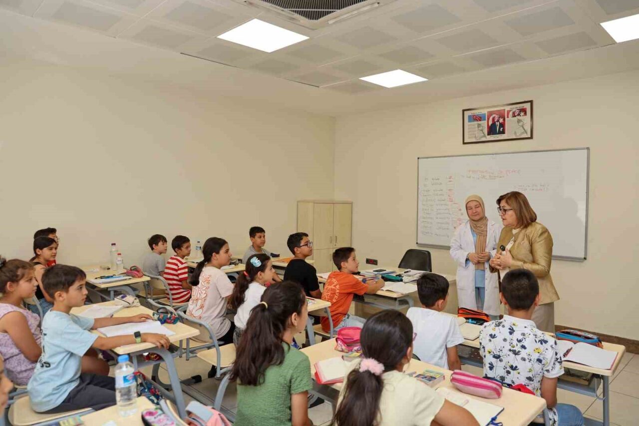 Gaziantep Büyükşehir Belediye Başkanı Fatma Şahin, yaz okullarından faydalanan çocukları
