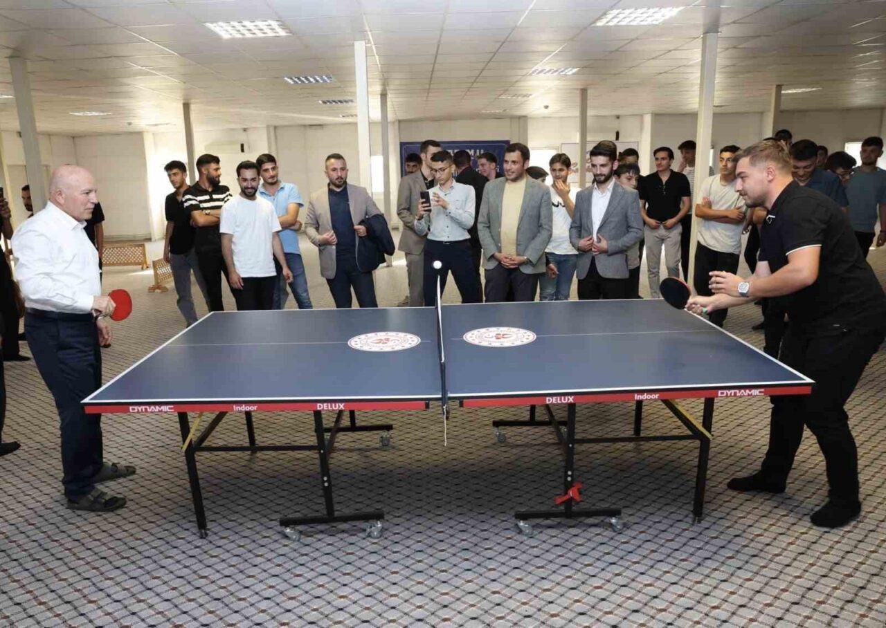 Erzurum Büyükşehir Belediye Başkanı Mehmet Sekmen, Pasinler ilçesinde gençlerle buluştu.