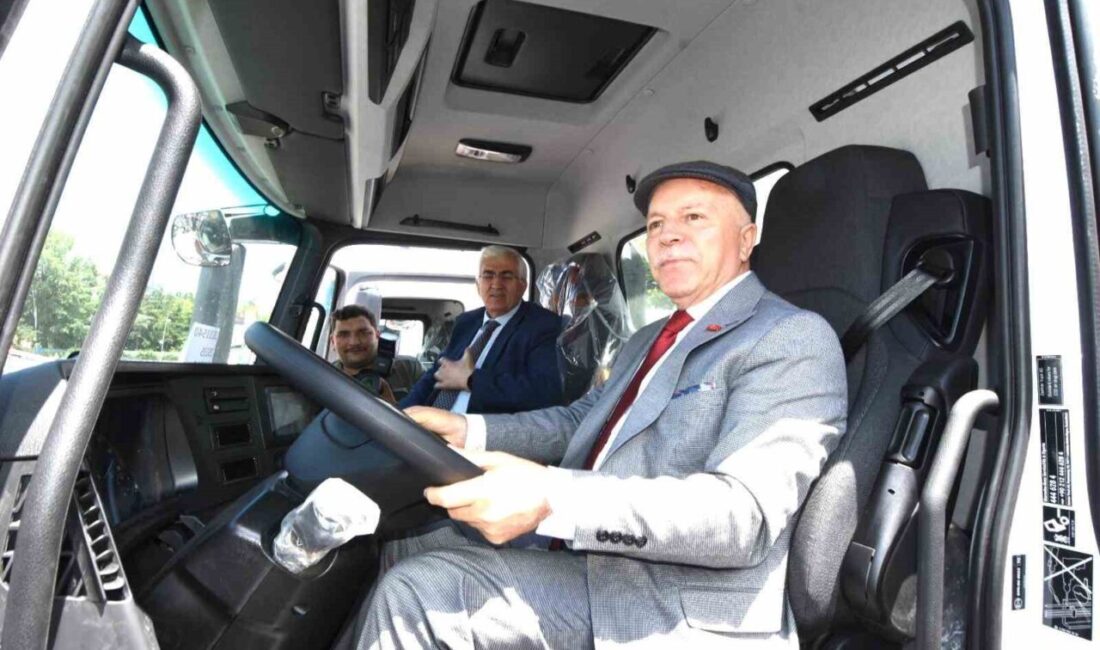 Erzurum Büyükşehir Belediyesi 19’uncu araç filosunu yaptığı törenle hizmete soktu.