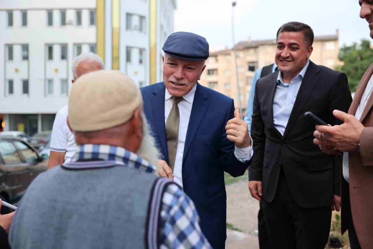 Erzurum Büyükşehir Belediye Başkanı Mehmet Sekmen, kent merkezindeki saha çalışmalarına