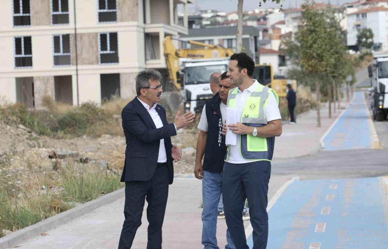 Çarşamba Pazarının kumaş kısmının taşınacağı alanda devam eden çalışmaları inceleyen