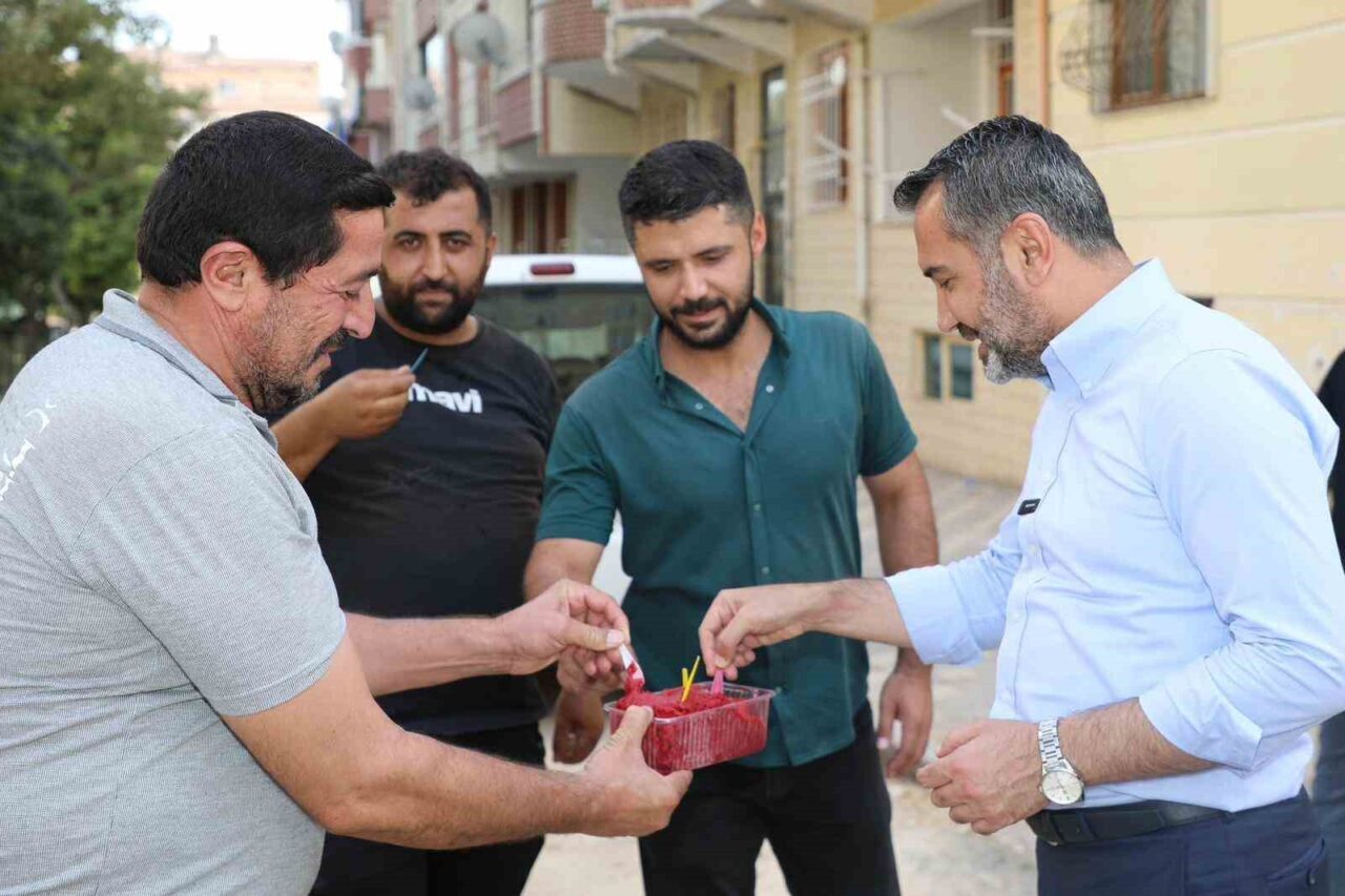 Üniversite Mahallesi’nde yürütülen yol yenileme çalışmalarını yerinde inceleyen Elazığ Belediye