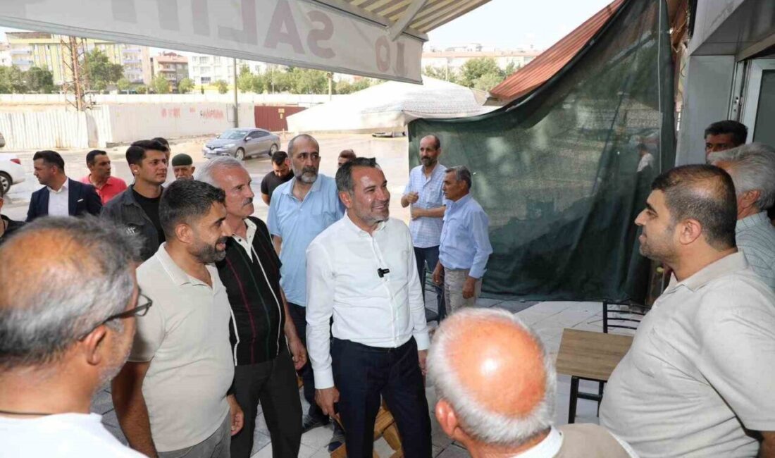 Saha incelemelerini sürdüren Elazığ Belediye Başkanı Şahin Şerifoğulları, vatandaşlarla bir