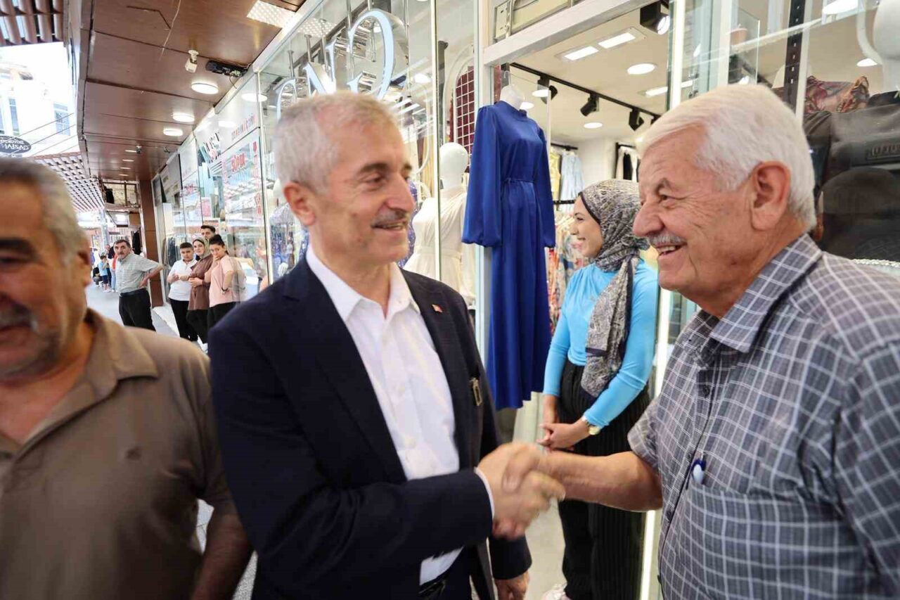 Esnaf ve vatandaşlar ile bir araya gelerek istişare eden Şahinbey