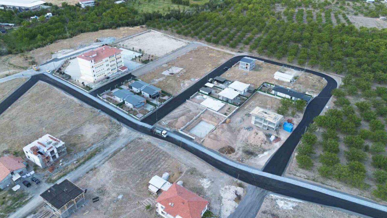 Battalgazi Belediyesi, ilçe genelinde sürdürdüğü yol yenileme çalışmaları kapsamında Orduzu,