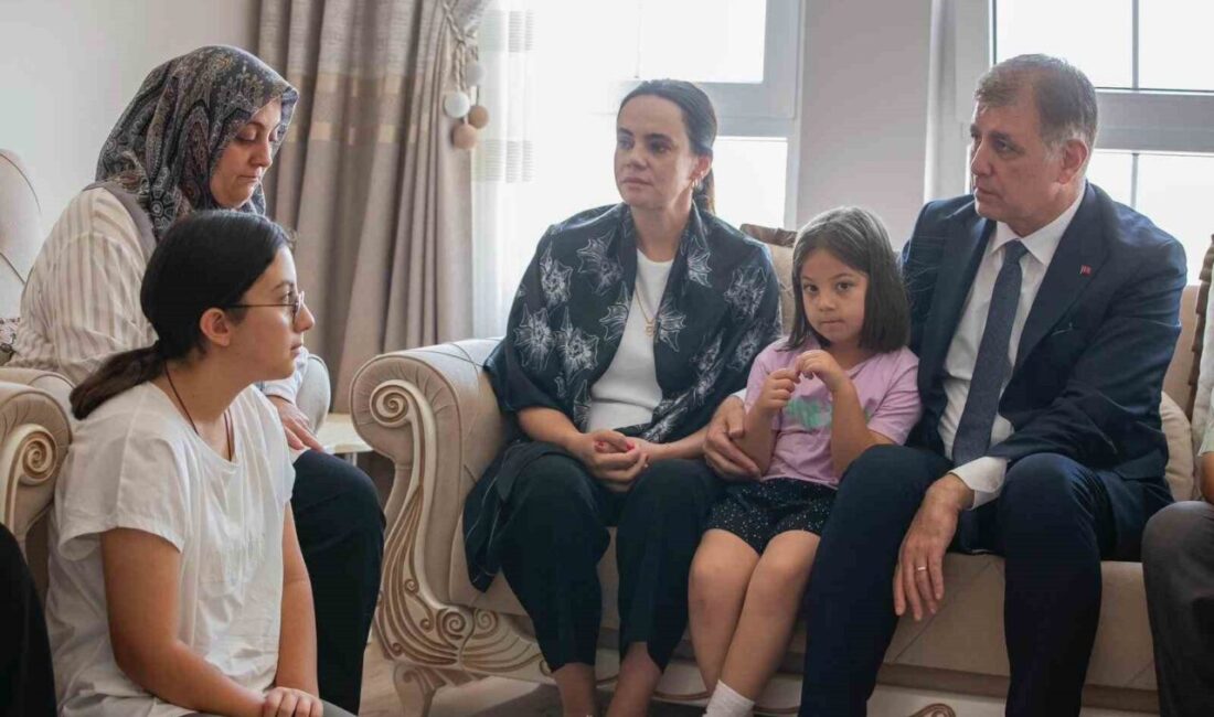 İzmir Büyükşehir Belediye Başkanı Dr. Cemil Tugay ile eşi Öznur