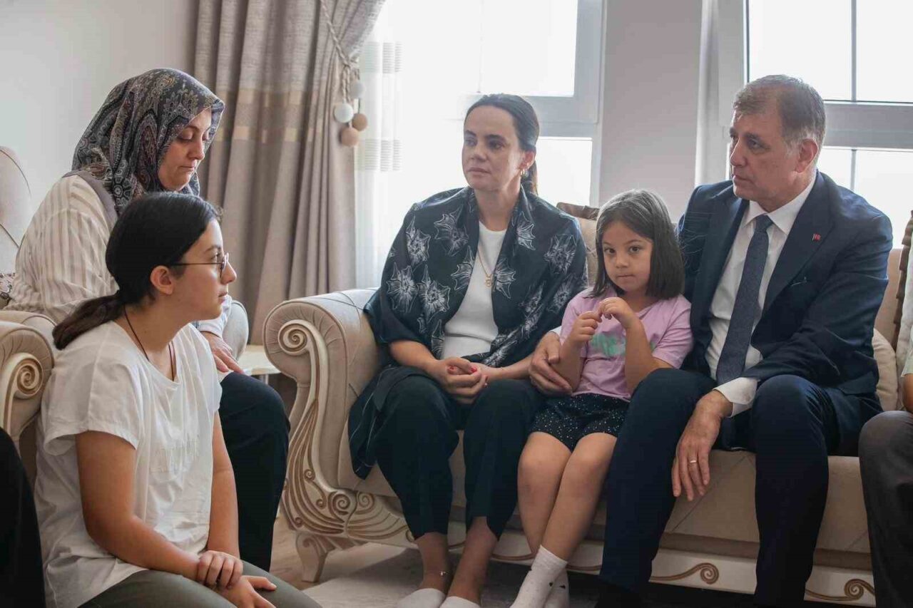 İzmir Büyükşehir Belediye Başkanı Dr. Cemil Tugay ile eşi Öznur