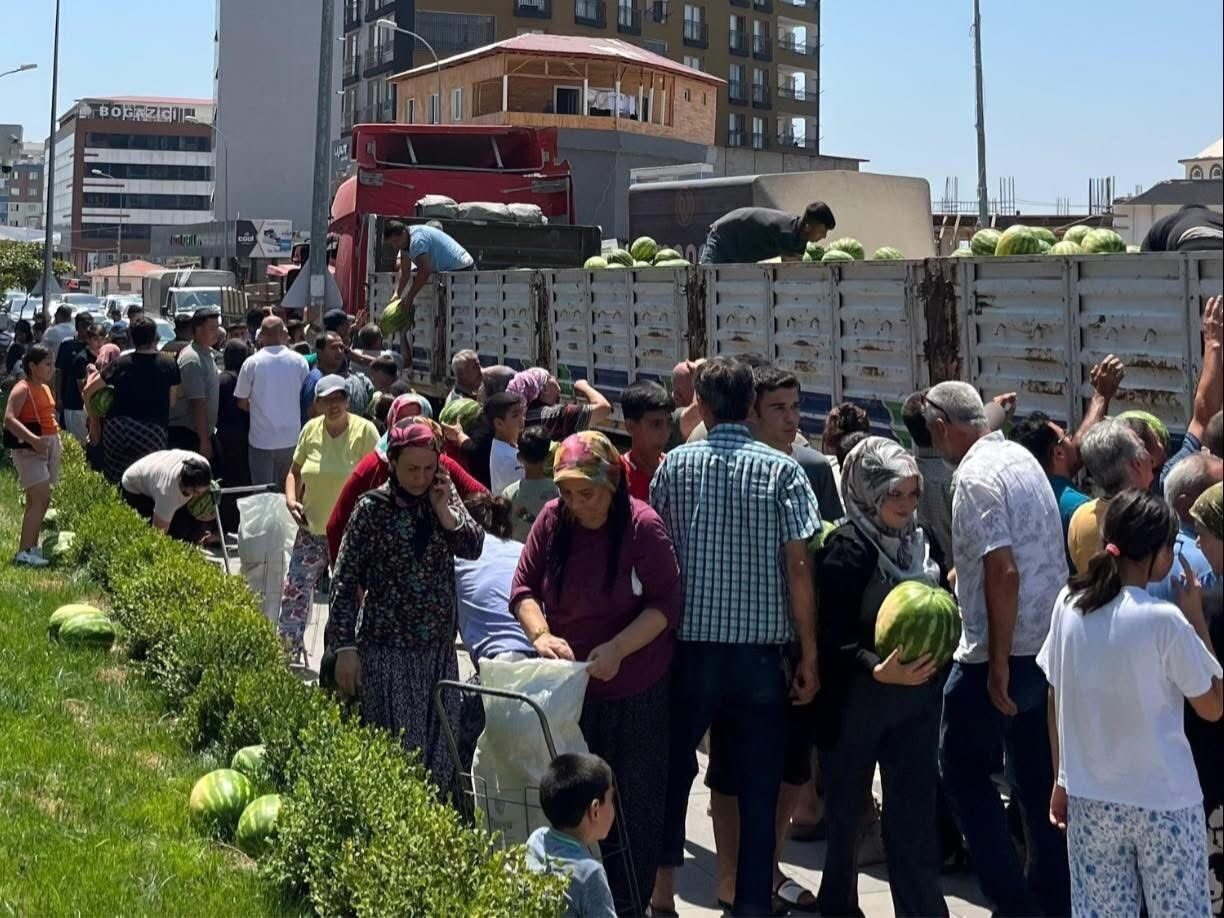 Osmaniye’nin Düziçi ilçesinde 100 dönümlük arazisine karpuz eken çiftçiye belediye