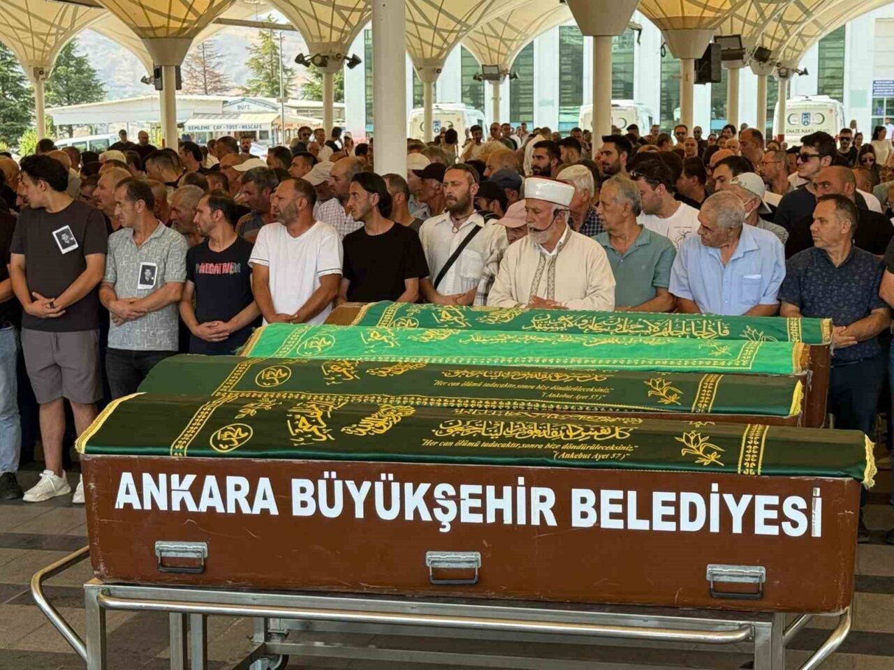 Ankara’nın Çankaya ilçesinde 26 katlı bir binada çıkan yangının dumanından