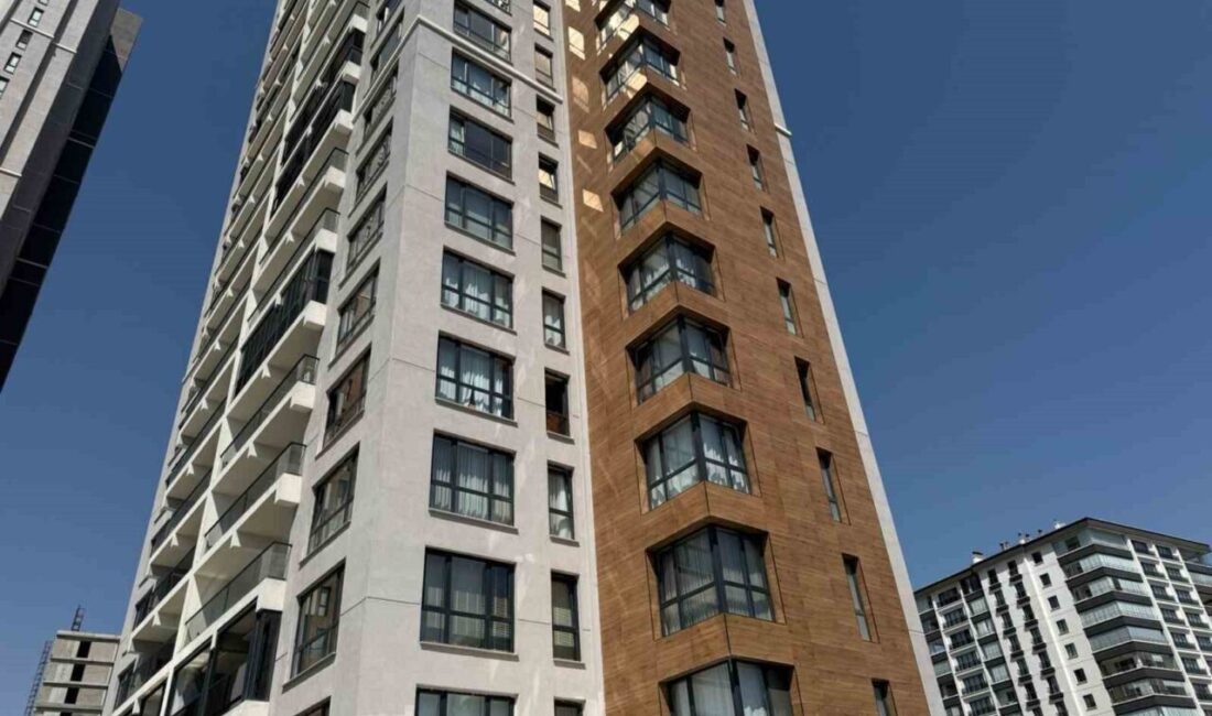 Ankara’nın Çankaya ilçesinde 26 katlı bir binada çıkan yangının dumanından