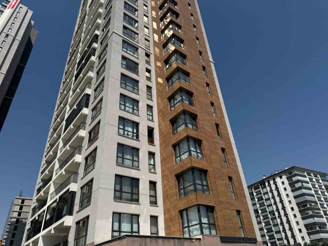 Ankara’nın Çankaya ilçesinde 26 katlı bir binada çıkan yangının dumanından