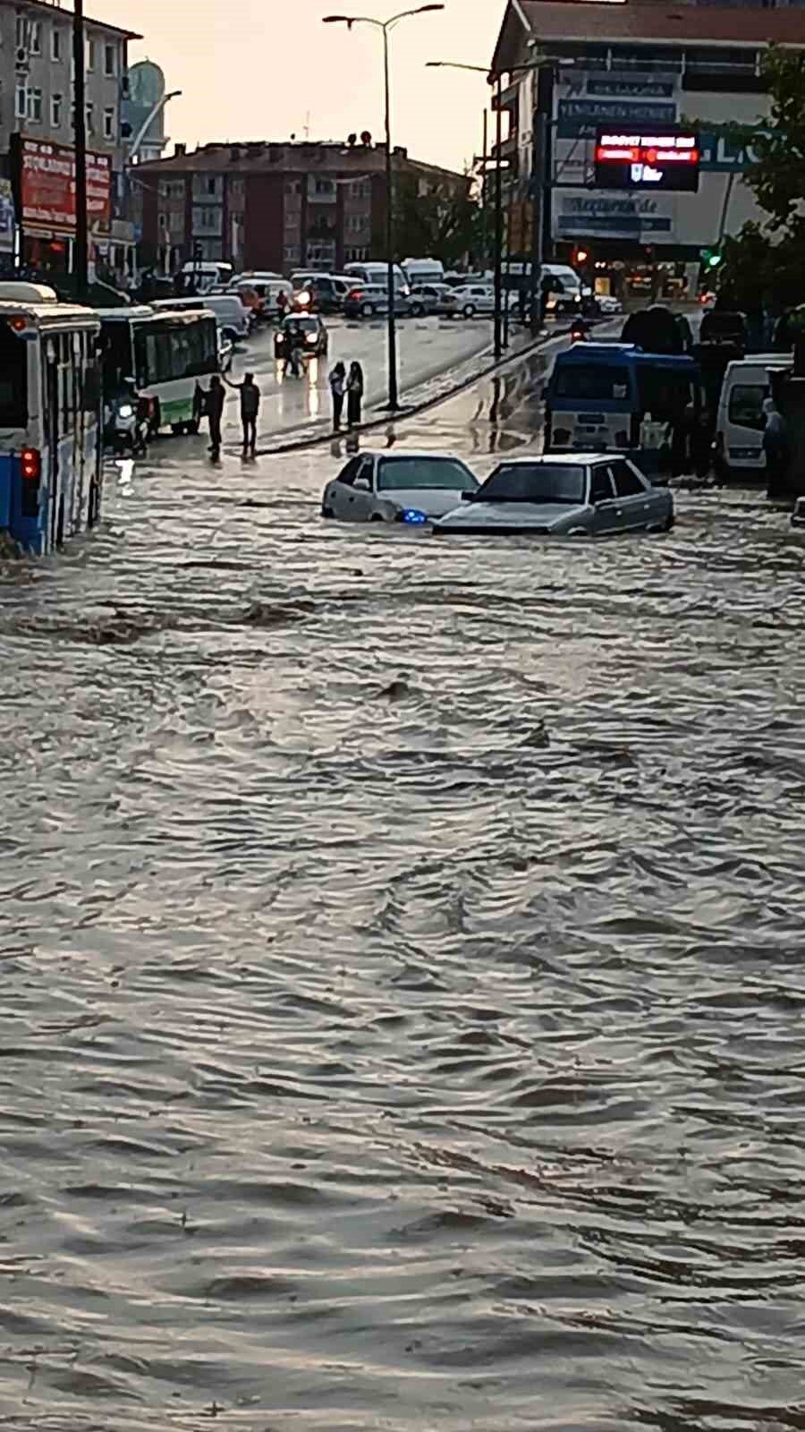 Ankara’da akşam saatlerinde etkili olan gök gürültülü sağanak yağış hayatı