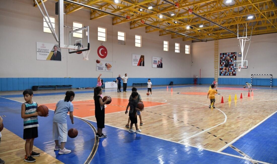 Yeşilyurt Belediyesi Spor Akademisi bünyesinde açılan ücretsiz basketbol kurslarında temel