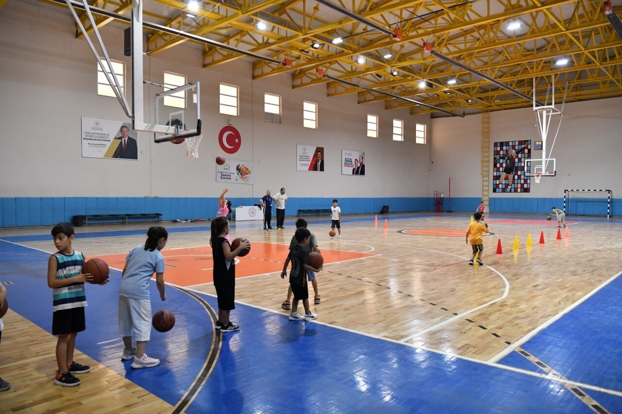 Yeşilyurt Belediyesi Spor Akademisi bünyesinde açılan ücretsiz basketbol kurslarında temel