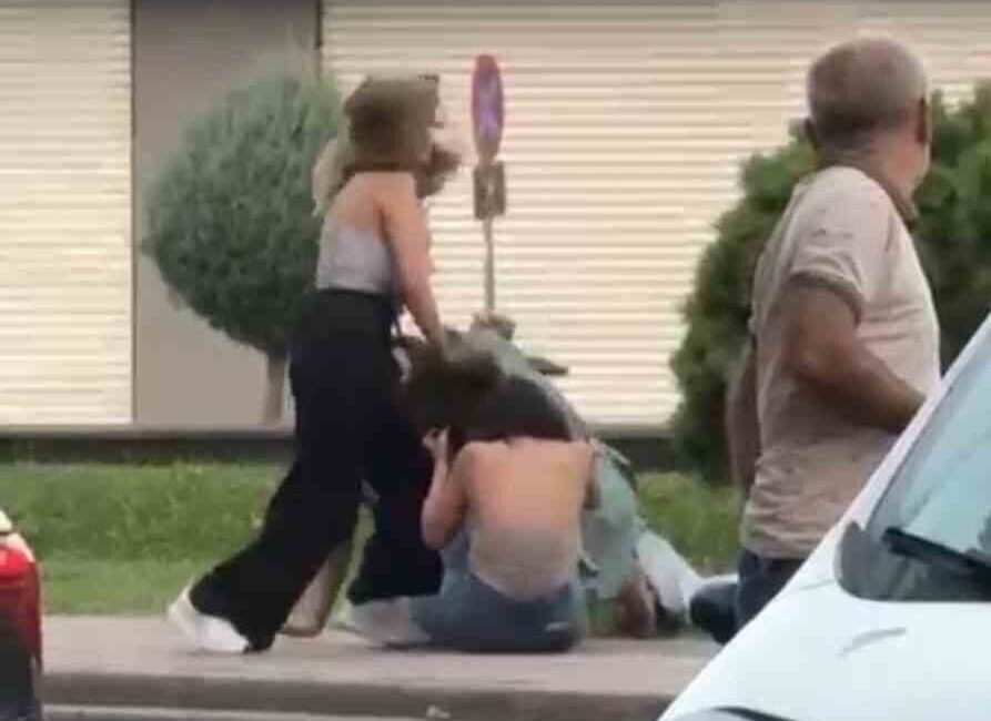 Batman’da 4 kadının sokak ortasında dakikalarca saç baş birbirine girerek