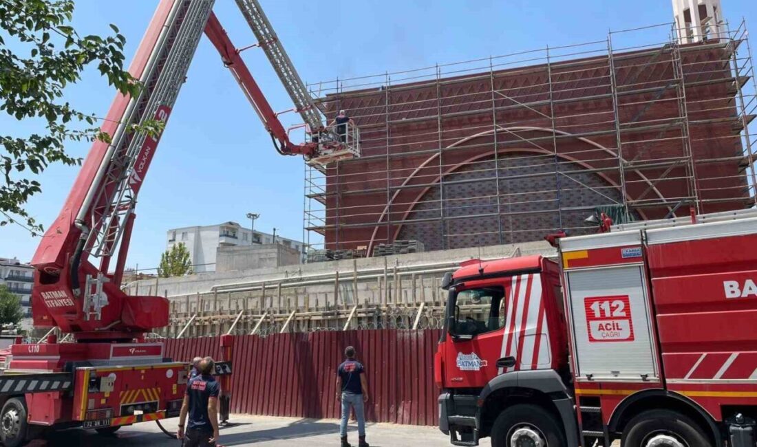 Batman’da Atatürk Parkı’na bitişik alanda yapımı devam eden cami inşaatında