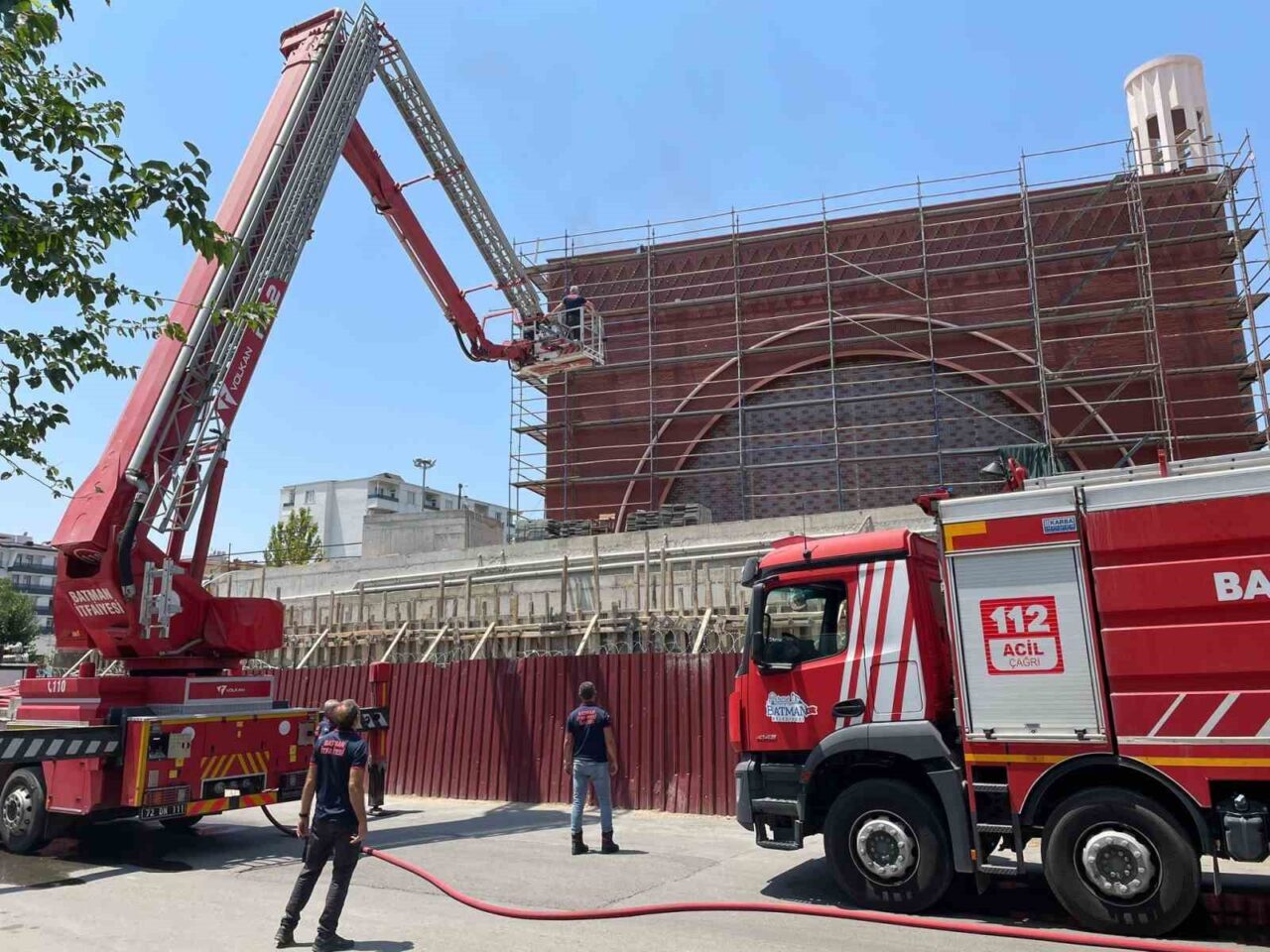 Batman’da Atatürk Parkı’na bitişik alanda yapımı devam eden cami inşaatında