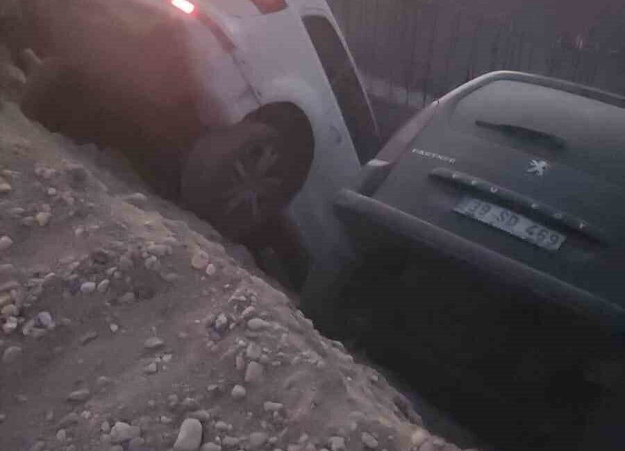 Batman’da iki otomobil, yol genişletme çalışmaları sırasında açılan çukura düştü.