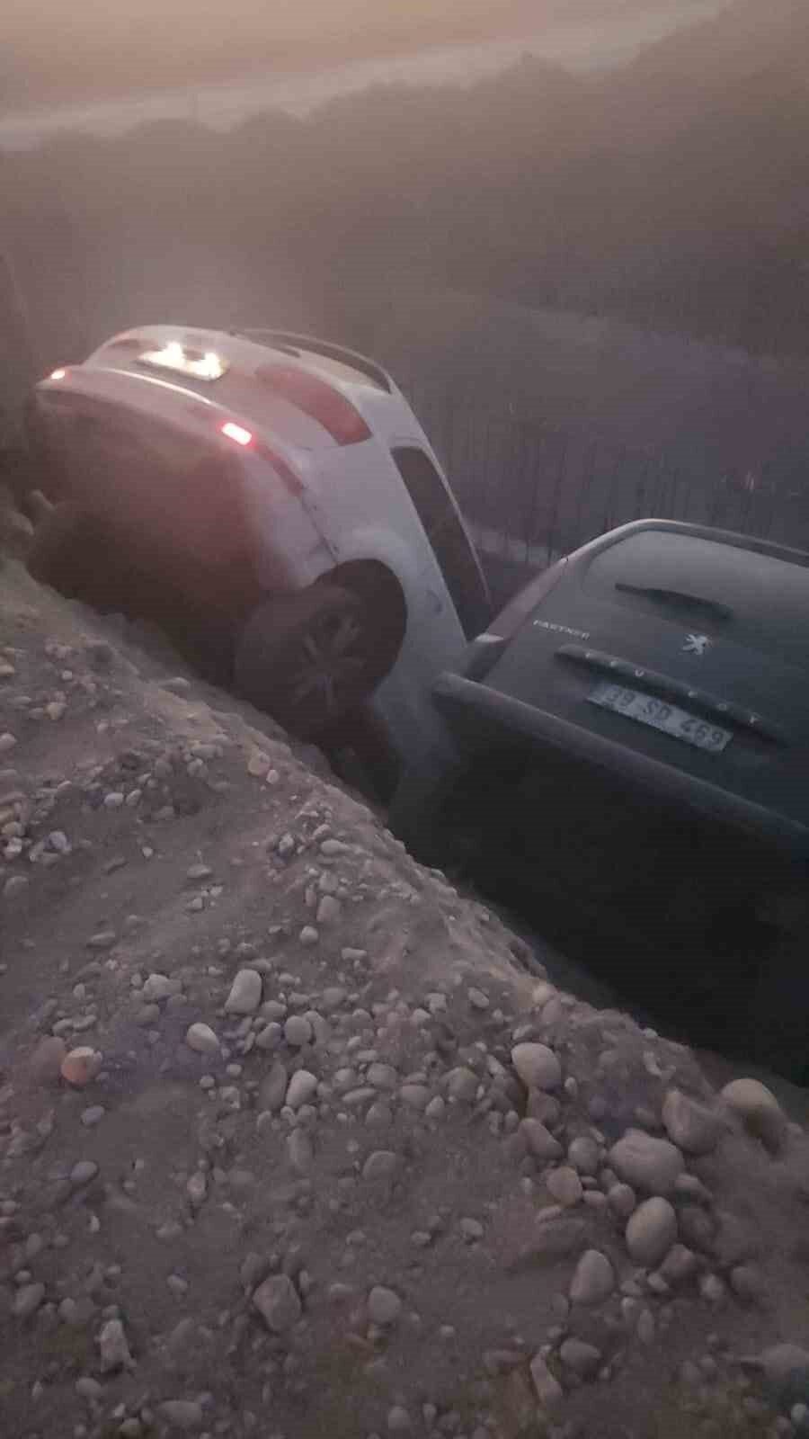 Batman’da iki otomobil, yol genişletme çalışmaları sırasında açılan çukura düştü.