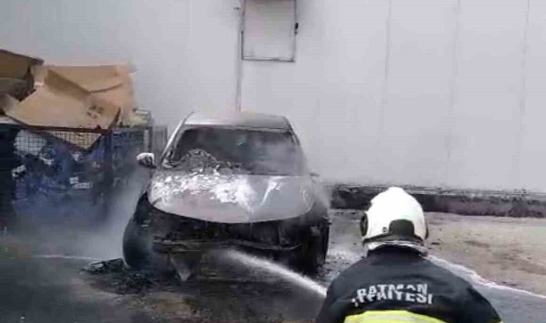 Batman’da park halindeki otomobil yanarak kullanılamaz hale geldi. Edinilen bilgilere