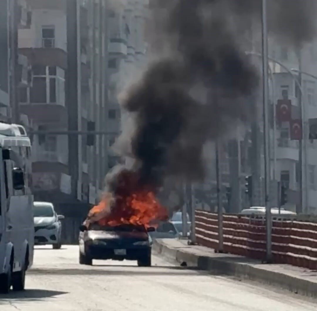 Batman’da, Esentepe Köprülü Kavşağı’nda seyir halindeyken aniden alev alan bir