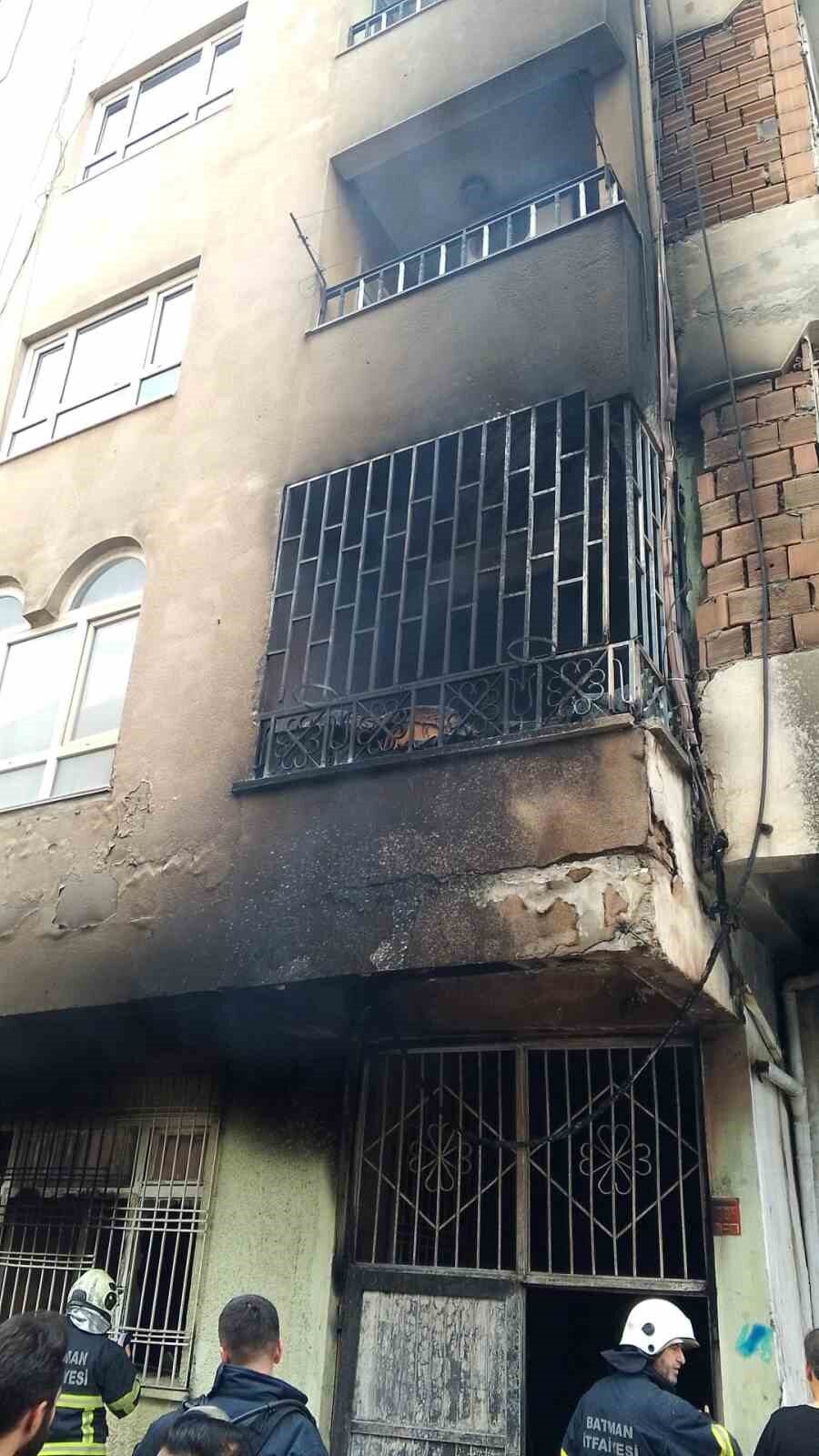 Batman’da çoğunluğu Suriyelilerin yaşadığı bir binada çıkan yangın paniğe neden