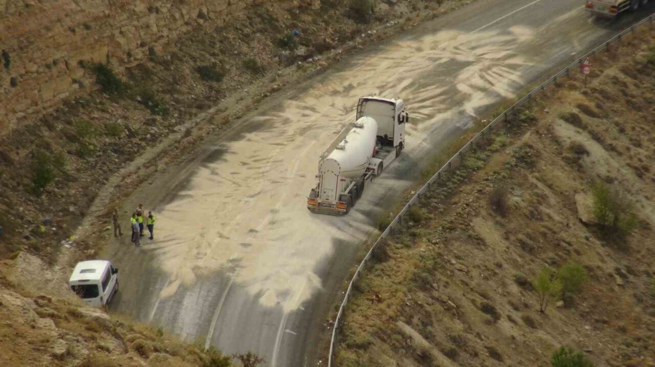 Batman’ın Gercüş ilçesinde yola dökülen madeni yağ ulaşımda aksamalara neden